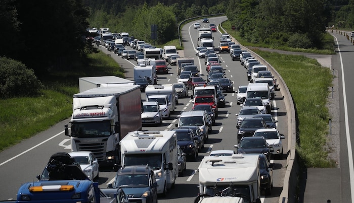 Gegen den Stau auf Transitrouten wie der A10 sollen „neue Dosiersysteme“ geprüft werden.