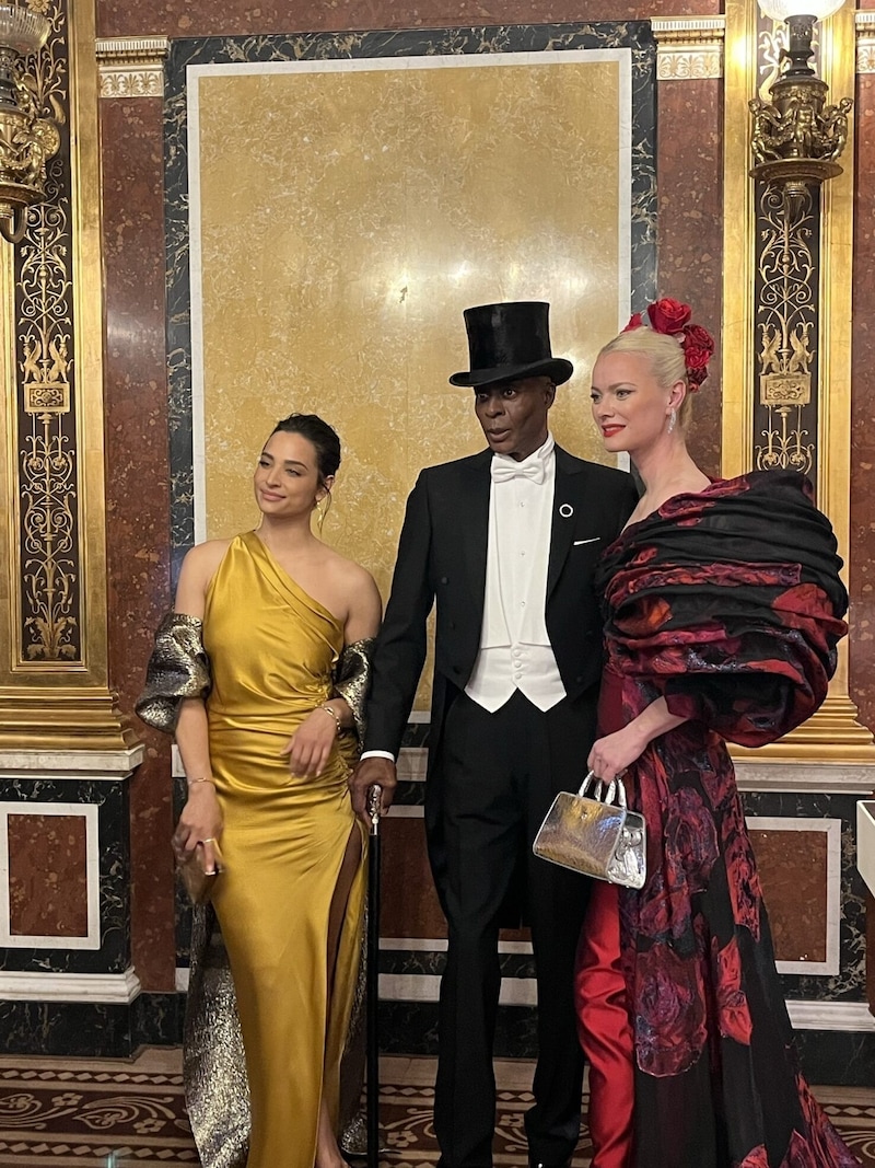 Amira Aly came in a golden dress by Michelle Mason, Franziska Knuppe in her own creation, which was created in collaboration with Boscana. (Bild: zVg)