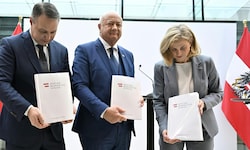 Dieses Trio regiert Österreich: Andras Babler, Christian Stocker und Beate Meinl-Reisinger ...