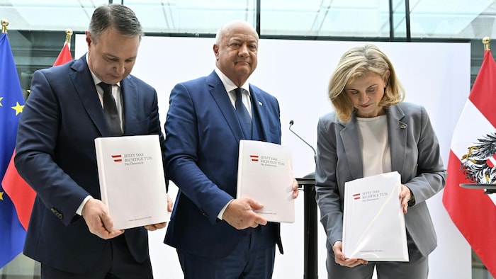 Dieses Trio regiert Österreich: Andras Babler, Christian Stocker und Beate Meinl-Reisinger ...
