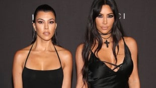 Kourtney und Kim Kardashian gerieten in einen Fashion-Streit, konnten das Kriegsbeil aber endlich begraben. (Bild: APA/AFP/GETTY IMAGES/Jesse Grant)