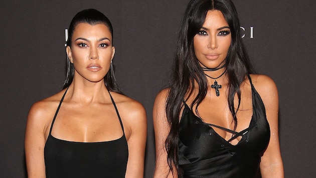 Kourtney und Kim Kardashian gerieten in einen Fashion-Streit, konnten das Kriegsbeil aber endlich begraben. (Bild: AFP/GETTY IMAGES/Jesse Grant)