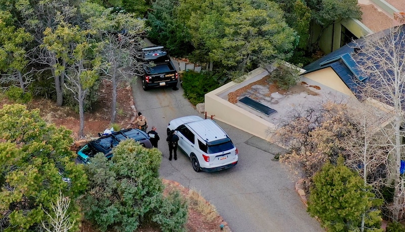 Polizisten aus Santa Fe County vor dem Haus des Schauspielers Gene Hackman (Bild: Roberto E. Rosales/AP)