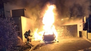 35 Einsatzkräfte löschten das Feuer (Bild: Feuerwehr Ebenthal)