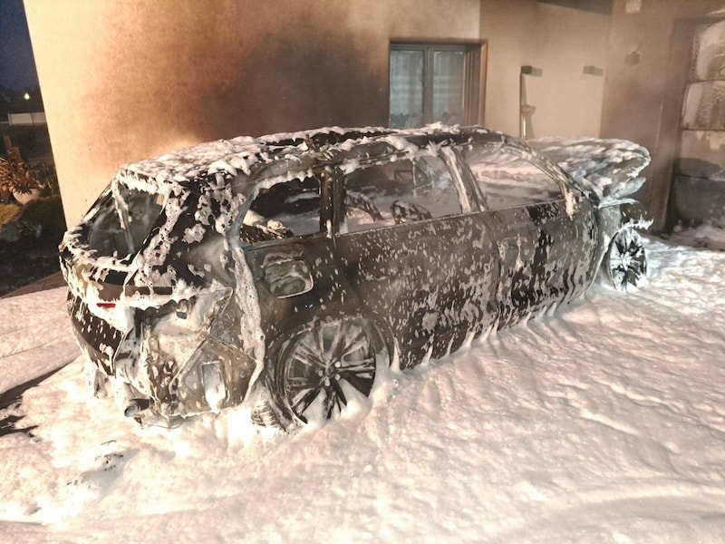 The vehicle was extinguished using breathing apparatus and covered with extinguishing foam. (Bild: Feuerwehr Ebenthal)