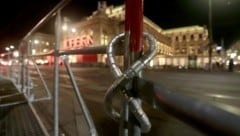 Rund um die Wiener Staatsoper wurden hohe Sicherheitsvorkehrungen getroffen. Auch drei Proteste wurden angemeldet.  (Bild: APA/ALEX HALADA)