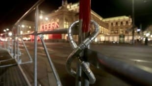 Rund um die Wiener Staatsoper wurden hohe Sicherheitsvorkehrungen getroffen. Auch drei Proteste wurden angemeldet.  (Bild: APA/ALEX HALADA)