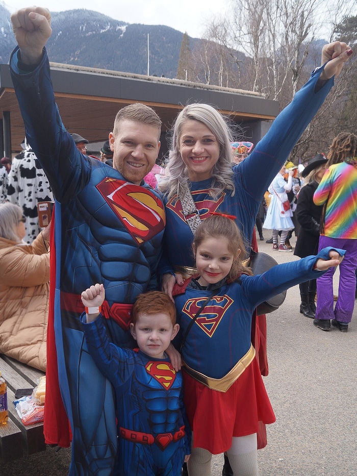 Starke Familie! Superman und Superwoman mit dem Nachwuchs.