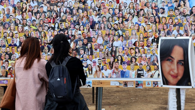 Diese Gedenktafel erinnert an die im Zuge des Oktober-Massakers Ermordeten oder durch die Hamas Entführten. (Bild: APA/AFP/JACK GUEZ)