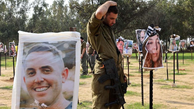 Ein israelischer Soldat steht nach dem Angriff entsetzt auf dem Gelände des Supernova-Festivals. (Bild: APA/AFP/JACK GUEZ)