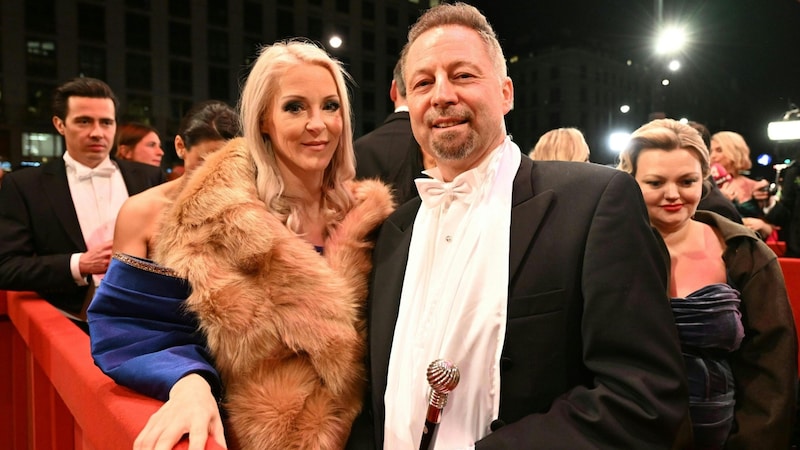 Simone Lugner came to the Opera Ball with Richard Lugner's longtime chauffeur. (Bild: HELMUT FOHRINGER)