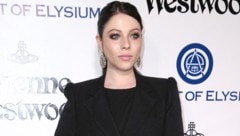 Michelle Trachtenberg wurde nur 39 Jahre alt. Der Fall ist als „ungeklärt“ eingestuft worden. Wie US-Medien berichteten, verweigerte die Familie der Schauspielerin die Obduktion. (Bild: APA/Rich Fury/Invision/AP)