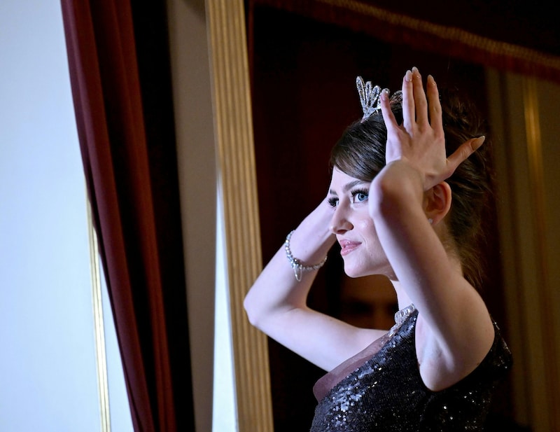 And then tried on one of the crowns that the young ladies were allowed to wear this year. (Bild: ROLAND SCHLAGER)