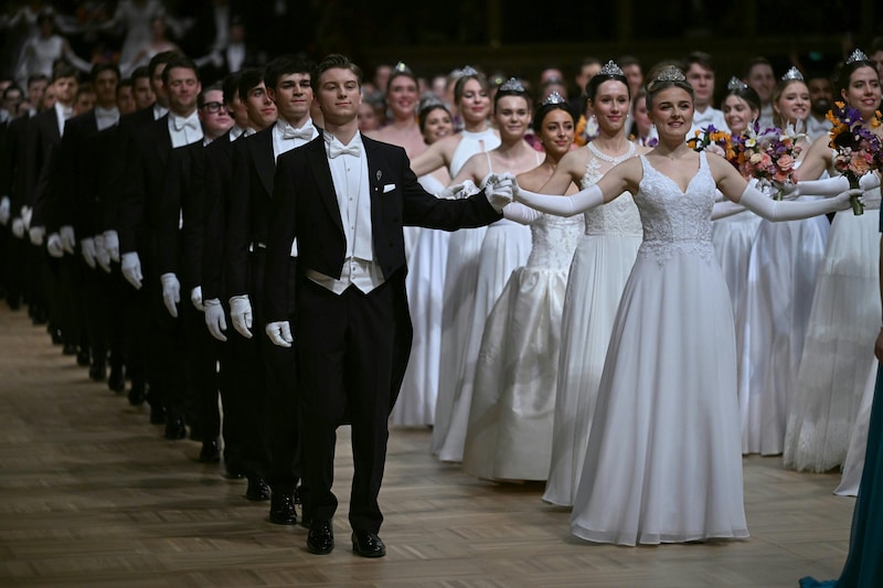 The young men's and young ladies' committee (Bild: ROLAND SCHLAGER)