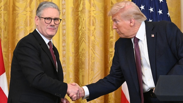 Der britische Premier Keir Starmer und US-Präsident Donald Trump schildern bei einer Pressekonferenz im Weißen Haus ihre – durchaus unterschiedliche – Wahrnehmung der Dinge … (Bild: APA/AFP/SAUL LOEB)