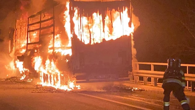 The articulated truck burned down completely. (Bild: FF Rennweg am Katschberg)