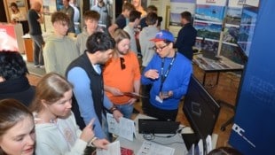 Wie in einem Ameisenhaufen suchten Schüler und Unternehmer den Kontakt zueinander.