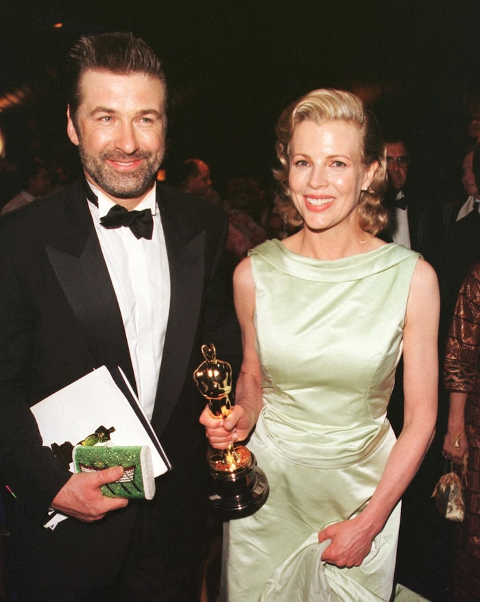 Kim Basinger und Alec Baldwin im Jahr 1998 mit Basingers Oscar für ihre Nebenrolle in „L.A. ...
