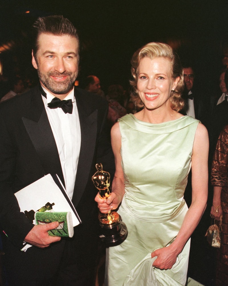 Kim Basinger and Alec Baldwin in 1998 with Basinger's Oscar for her supporting role in "L.A. Confidential" (Bild: AFP)