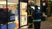 Die Täter schlugen jeweils die Türen mit einem Nothammer ein.