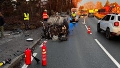 Das auf dem Dach liegende Auto auf der Riesstraße (Bild: FF Kainbach)