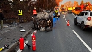 Das auf dem Dach liegende Auto auf der Riesstraße (Bild: FF Kainbach)