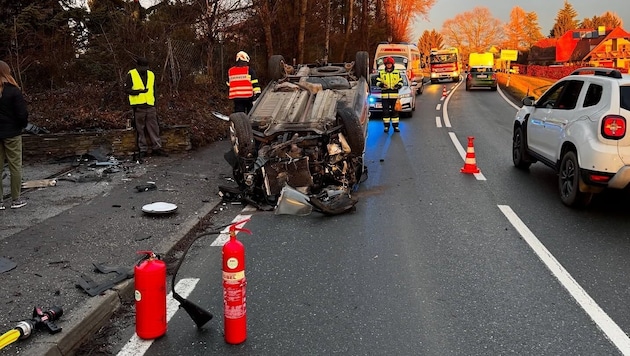 The car lying on its roof on Riesstrasse (Bild: FF Kainbach)