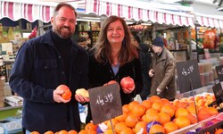 Gemeinderat Marcus Ornig (Neos) und Stadträtin Ulli Sima (SPÖ) am Brunnenmarkt in Ottakring.