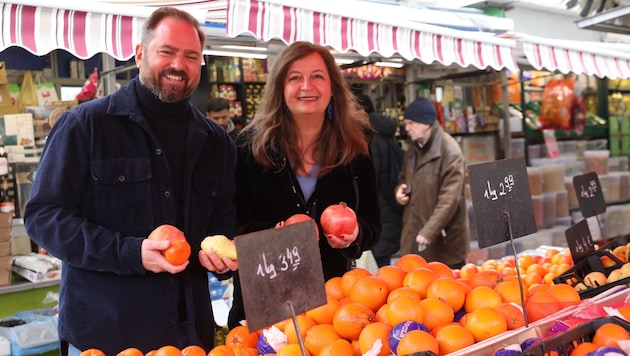 Councillor Marcus Ornig (Neos) and Councillor Ulli Sima (SPÖ) at Brunnenmarkt in Ottakring. (Bild: Jöchl Martin)