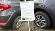 Flugblatt hinter der Windschutzscheibe und kaputte Reifen – die „Tyre Extinguishers“ waren ...
