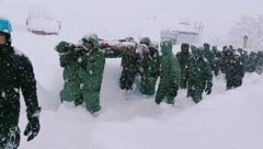 16 Arbeiter konnten aus den Schneemassen gerettet werden. (Bild: AFP)