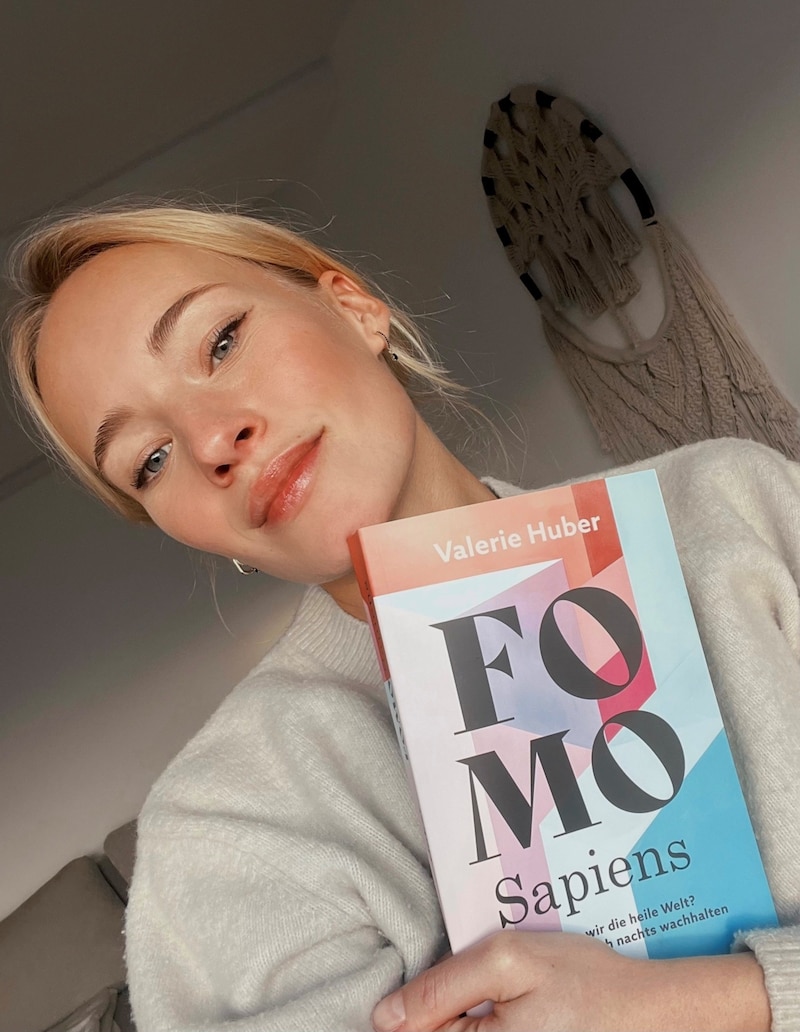 „FOMO Sapiens – Verpassen wir die heile Welt?“ besteht aus 34 Essays zu Fragen, die Huber – und sicher auch viele andere (junge) Menschen – nachts wachen halten. Es erschien Ende Jänner im Goldegg Verlag.  (Bild: zVg)