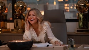 Kate Hudson stand vor allem in den frühen Nullerjahren für romantische Komödien ohne viel Tiefgang. Jetzt versucht sie sich stattdessen als Sportmanagerin Isla in „Running Point“. (Bild: Katrina Marcinowski/Netflix © 2024)