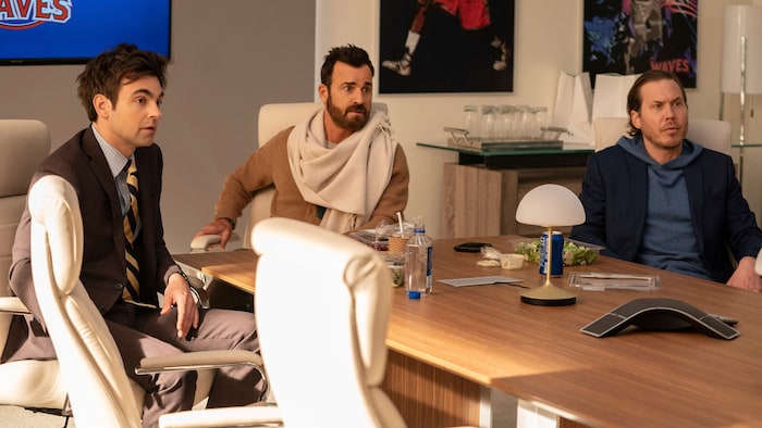 Justin Theroux (M.) spielt den gefallenen Bruder, der ein PR-Desaster im Basketballverein in Los ...