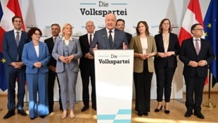 Das neue ÖVP-Regierungsteam mit Ministern und Staatssekretären (Bild: APA/HELMUT FOHRINGER)