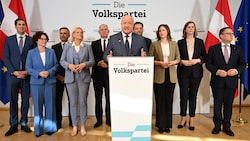 Das neue ÖVP-Regierungsteam mit Ministern und Staatssekretären (Bild: APA/HELMUT FOHRINGER)