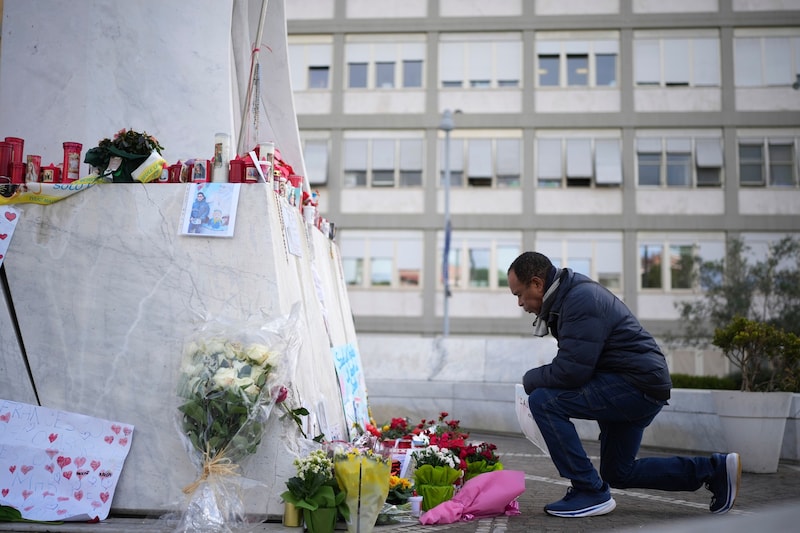 In recent weeks, the faithful have repeatedly prayed for the Pope's recovery, both outside the clinic and around the world. (Bild: AP/Alessandra Tarantino)