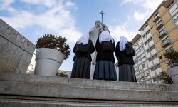 Papst Franziskus ist nach offiziellen Angaben weiter auf dem Weg der Besserung.