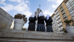 Papst Franziskus ist nach offiziellen Angaben weiter auf dem Weg der Besserung. (Bild: ANGELO CARCONI)