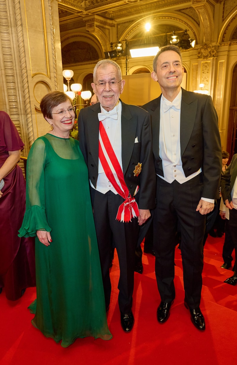 Staatsoperndirektor Bogdan Roščić (re.) mit Bundespräsident Alexaner Van der Bellen und dessen Ehefrau Doris Schmidauer  (Bild: Alexander Tuma)