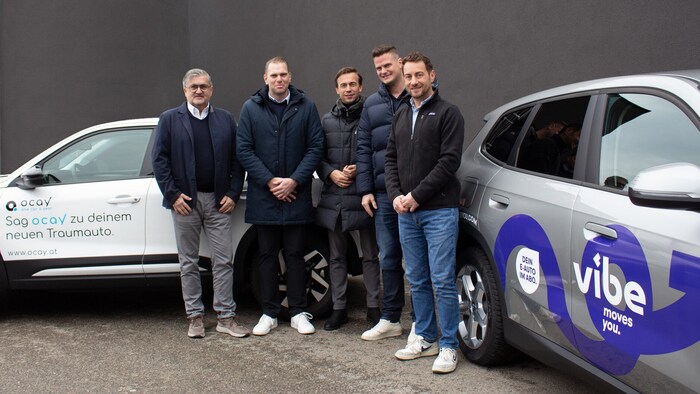 Martin Rada (li.) und Michael Rosenmayer (2. v. l.) von vibe mit den ocay-Gründern Stefan Leeb, ...