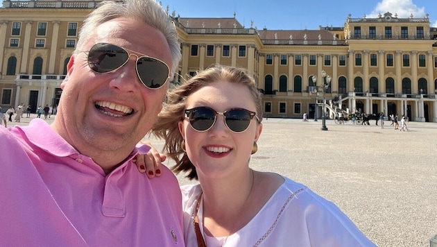 Ein Foto aus glücklichen Zeiten: Der Zahntechniker und seine Tochter vor dem Schloss Schönbrunn. (Bild: zVg)