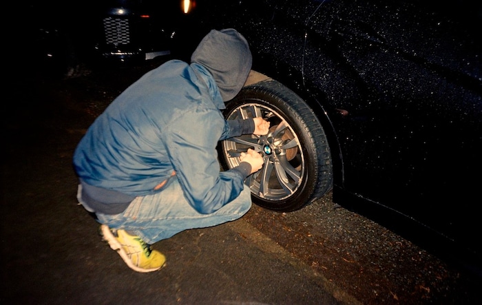 In einer Nacht- und Nebelaktion ließen die Aktivisten die Luft aus den Reifen.