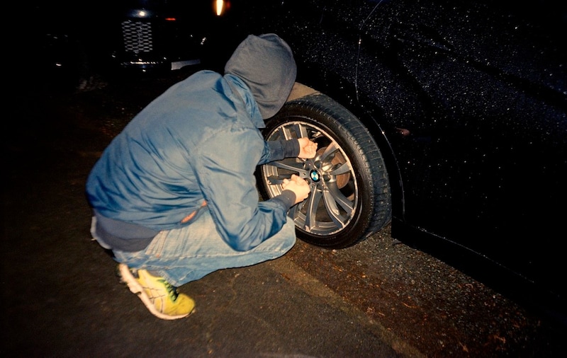 The activists let the air out of the tires in a night and fog operation. (Bild: Tyre Extinguishers)