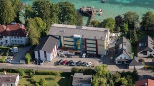 Das Hotel Attersee, 1875 eröffnet, besticht durch seine Lage direkt am Ufer des Attersees und bietet einen einzigartigen Panoramablick auf das kristallklare, türkise Wasser. (Bild: Attersee Hotelbetriebs GmbH)