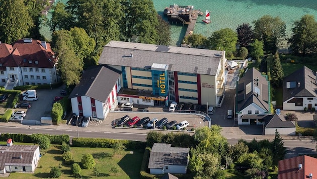 Das Hotel Attersee, 1875 eröffnet, besticht durch seine Lage direkt am Ufer des Attersees und bietet einen einzigartigen Panoramablick auf das kristallklare, türkise Wasser. (Bild: Attersee Hotelbetriebs GmbH)