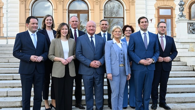 Die ganze Regierung? Nein, nicht einmal die Hälfte ... Die ÖVP stellt mit Barbara Eibinger-Miedl (links hinten), Alexander Pröll (2.v.r.) und Elisabeth Zehetner (rechts hinten) drei von sieben Staatssekretären. (Bild: APA/HELMUT FOHRINGER)