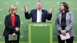 Klimaschutzministerin Leonore Gewessler (Grüne), Sportminister Werner Kogler (Grüne) und Justizministerin Alma Zadic (Grüne) (Bild: APA/TOBIAS STEINMAURER)