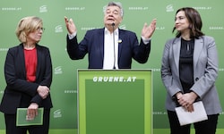 Klimaschutzministerin Leonore Gewessler (Grüne), Sportminister Werner Kogler (Grüne) und ...