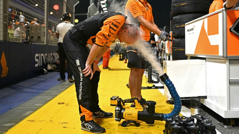 The employees in the pits also suffer from the heat. (Bild: APA/AFP/MOHD RASFAN)